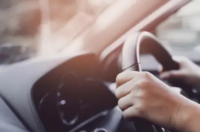 Bruit quand je tourne le volant : découvrez les causes et solutions