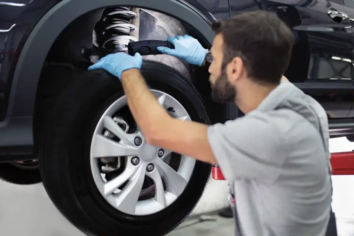 Pourquoi ma voiture tremble au freinage ? Causes, diagnostic et solutions