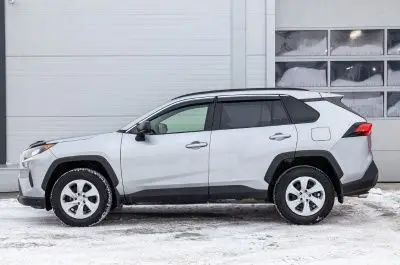 Voiture en hiver devant garage