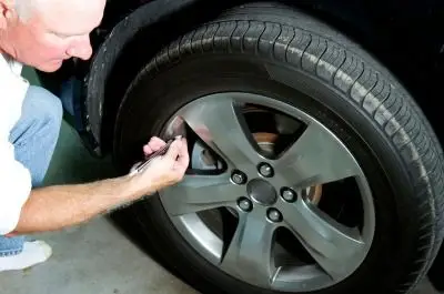 homme qui regonfle un pneu