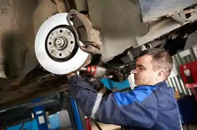 Causes et solutions possibles au bruit de freinage