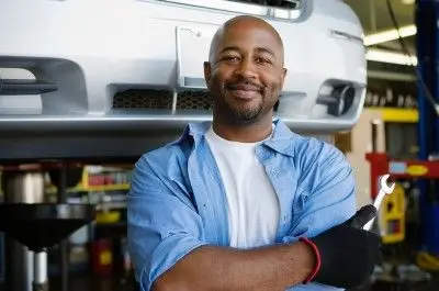 Garagiste qui croise les bras