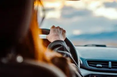 Femme qui conduit