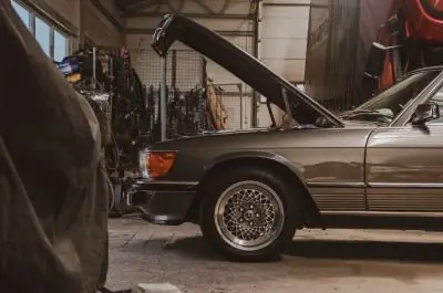 Voiture dans un garage