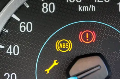 Voyant ABS et voyant frein allumés sur le tableau de bord d’une voiture