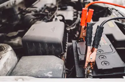 Recharger sa batterie de voiture : étapes simples et efficaces