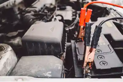 Comment recharger une batterie de voiture efficacement ?