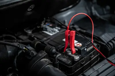 Démarrer ma voiture avec des câbles : comment ?