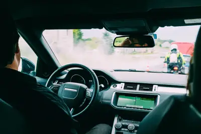 désembuer le pare-brise de sa voiture