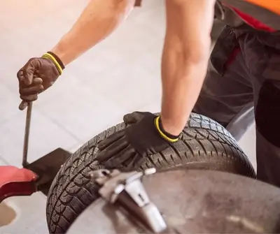 garagiste démonte pneu