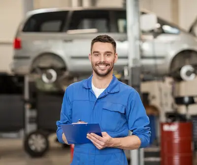 Garagiste dans son garage