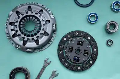 Embrayage automobile hydraulique ou mécanique : quelles différences ?