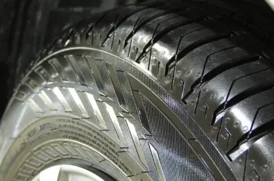 Flanc du pneu abîmé : signes, changement, dommages et prévention