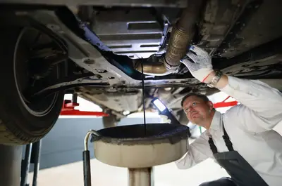 Fuite huile moteur sous voiture diagnostic en atelier avec récupération de l’huile et inspection du carter