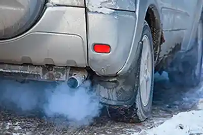 Causes et solutions d'un échappement de fumée bleue