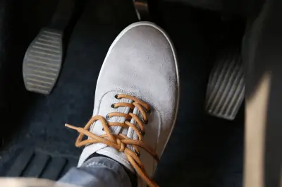 Pédale de frein molle : causes, solutions et réparations rapides