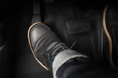 Solutions pour une pédale d'embrayage bloquée : causes et réparations