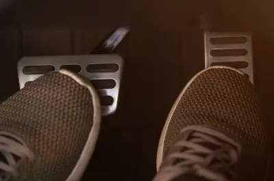 Embrayage dur : causes, solutions et conseils pour votre voiture