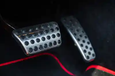 Quid du pédalier et des pédales de voiture ?