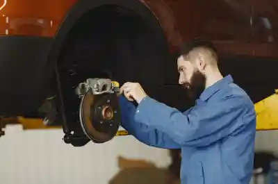 Changement des plaquettes de frein arrière : quand et pourquoi ?