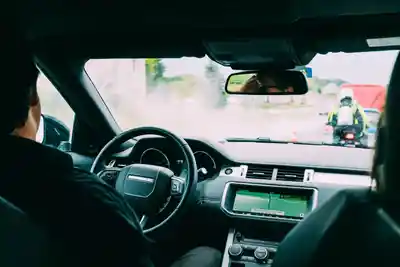 Volant qui tremble : pourquoi votre voiture vibre et comment y remédier ?