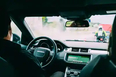 Vibrations du volant à 110 km/h : causes et solutions