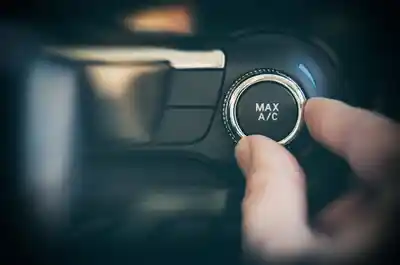 Pourquoi ma clim voiture souffle de l'air chaud ?