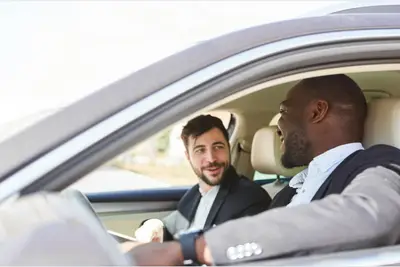 automobiliste serein avec la révision constructeur