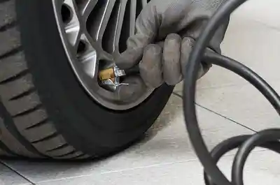 Astuces pour bien gonfler vos pneus de voiture