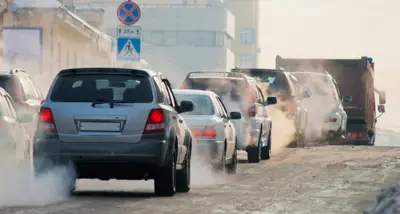Fumée blanche voiture : causes, diagnostic et solutions