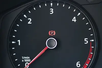 Voyant frein à main qui dysfonctionne : causes et solutions