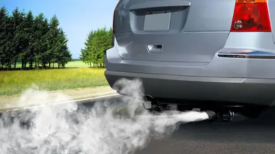 Fumée blanche de voiture épaisse