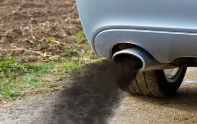 échappement de fumée noire
