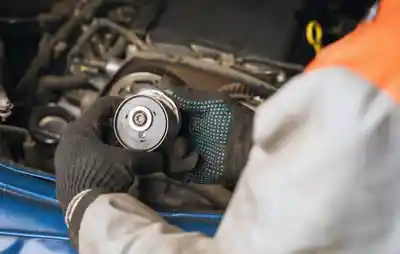 Combien coûte le changement de galet tendeur et courroie d'accessoire ?