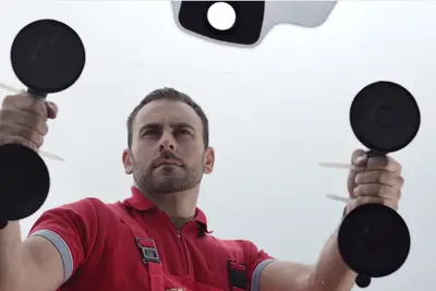 garagiste installe un pare-brise neuf