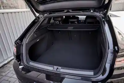 Tout sur le coffre voiture : hayon, mains libres, portes battantes