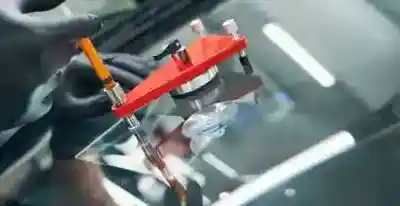 Impact sur pare-brise : quand et comment le réparer ?