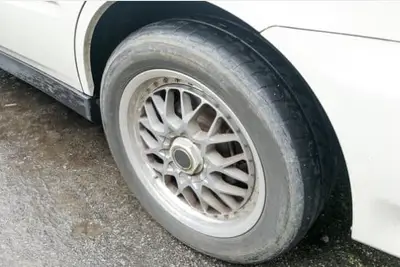 pneu de voiture présentant des signes d'usure