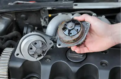 pompe à eau usée retirée et pompe à eau neuve montée