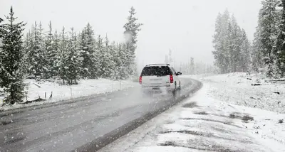Révision auto en hiver : sécurité électrique, de conduite et visuelle