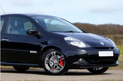 vue avant d'une renault clio noire