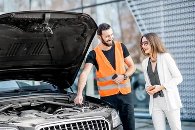 vérification de voiture par un garagiste