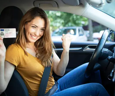 femme qui a son permis de conduire