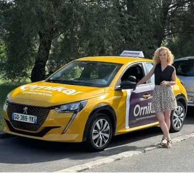 Voiture et monitrice ornikar