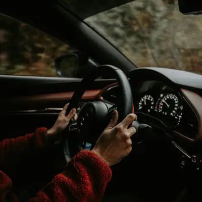 conductrice volant voiture