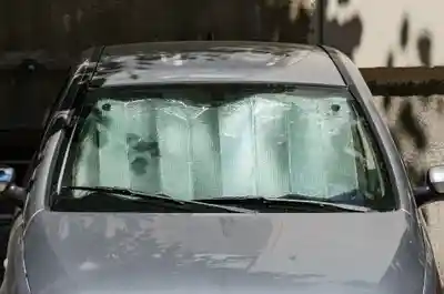 Le pare-soleil de voiture et les autres dispositifs pour se protéger de la chaleur