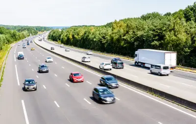 véhicules circulant sur une autoroute