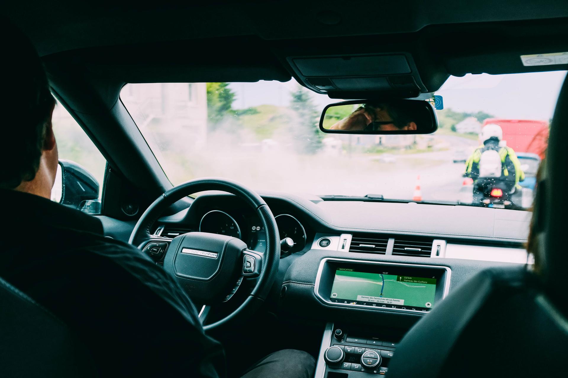 désembuer le pare-brise de sa voiture