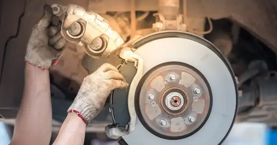 Garagiste qui change plaquettes de frein